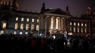 Wann gibt es Neuwahlen? Bundeskanzler Scholz will sie erst im März des kommenden Jahres, die Opposition früher. Der Bundestag diskutiert nach dem Aus der Ampel heute darüber.