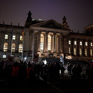 Wann gibt es Neuwahlen? Bundeskanzler Scholz will sie erst im März des kommenden Jahres, die Opposition früher. Der Bundestag diskutiert nach dem Aus der Ampel heute darüber.