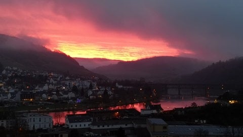 Mosel-Panorama von Alf in rosa getaucht