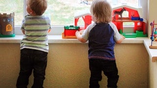 Kinder spielen in einer Kindertagesstätte. Der rheinland-pfälzische Landtag debattiert über die Lage der Kindertagesstätten. Die CDU-Fraktion fordert mehr Personal und mehr Geld vom Land.