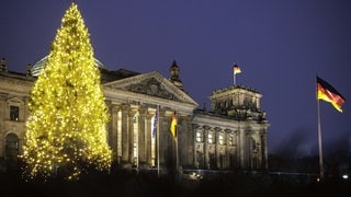 Weihnachtsbaum vorm Bundestag