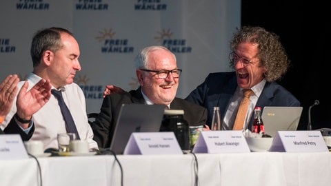 Manfred Petry (Mitte) und Joachim Streit (rechts) werden erneut zu stellvertretenden Bundesvorsitzenden der Freien Wähler gekürt. Neben ihnen sitzt der wiedergewählte Bundesvorsitzende Hubert Aiwanger (Links).