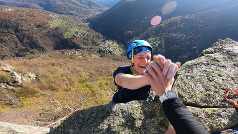 Die beinamputierte Bergsteigerin Jacqueline Fritz hat es geschafft und die Felswand mit nur einem Bein erklommen.