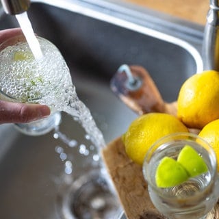 Wie kommen Keime ins Trinkwasser? Wie wird die Wasserqualität überprüft? SWR Aktuell Rheinland-Pfalz beantwortet die Fragen.