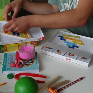 Studierende der Uni Landau helfen zum Schulstart an der Gräfenauschule in Ludwigshafen.