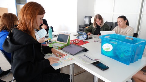 Studierende der Uni Landau helfen zum Schulstart an der Gräfenauschule in Ludwigshafen.