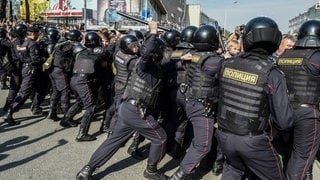 Demokratieforum Autokratien auf dem Vormarsch - Russische Polizisten gehen gegen Anti-Putin-Demonstranten vor (Archivbild)