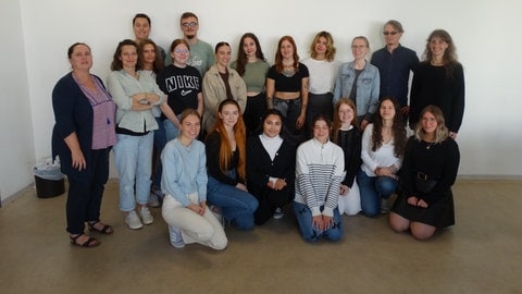 Studierende der Uni Landau helfen zum Schulstart an der Gräfenauschule in Ludwigshafen.