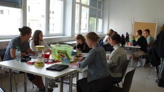 Studierende der Uni Landau helfen zum Schulstart an der Gräfenauschule in Ludwigshafen.