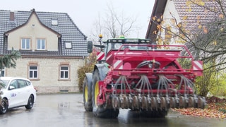 Ein landwirtschaftliches Fahrzeug rollt über eine Straße. Bei einer Versammlung des Bauern- und Winzerverbandes RLP Süd wurde Bilanz zu den Bauernprotesten gezogen.