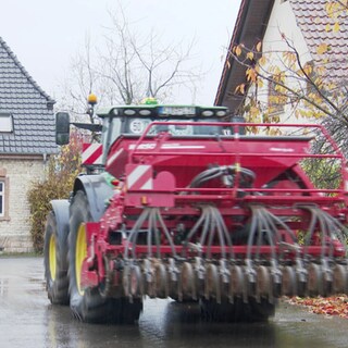 Ein landwirtschaftliches Fahrzeug rollt über eine Straße. Bei einer Versammlung des Bauern- und Winzerverbandes RLP Süd wurde Bilanz zu den Bauernprotesten gezogen.