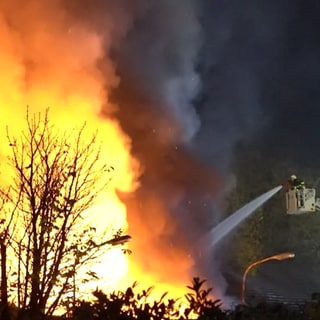 Großbrand einer Lagehalle in Neuwied Heimbach-Weis: Die Feuerwehr im Einsatz.