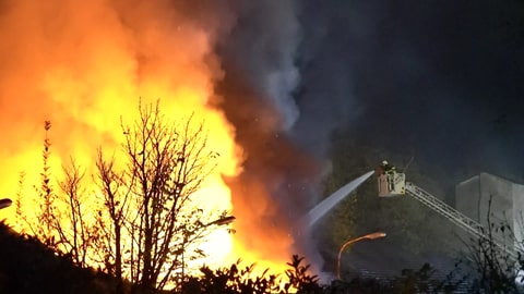 Großbrand einer Lagehalle in Neuwied Heimbach-Weis: Die Feuerwehr im Einsatz.