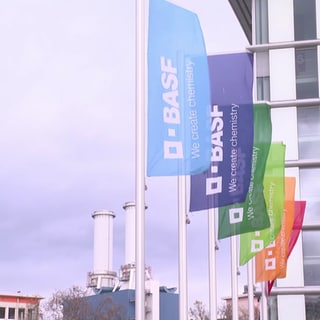 BASF Flaggen vorm Gebäude