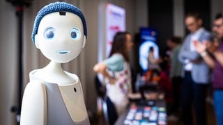 Der "soziale" Pflege-Roboter Navel wird beim "Innovationsforum Pflege" präsentiert. Wenn die Boomer in Rente gehen werden sie in der pflege unterstützen. 