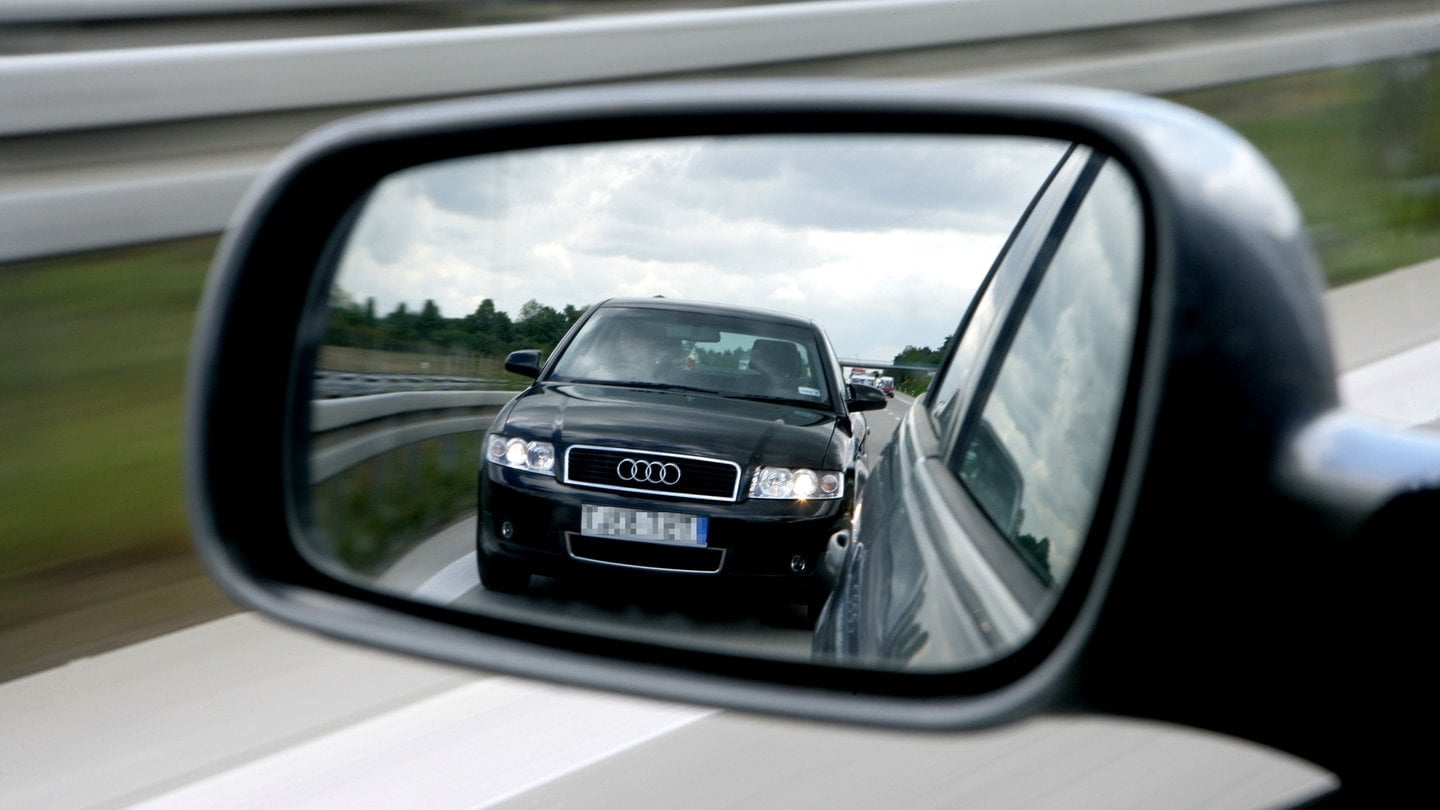 Drängler auf der Autobahn stressen. So geht die Polizei gegen Raser vor und das können Sie tun.