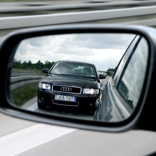 Drängler im Rückspiel stressen beim Autofahren. Die Autobahnpolizei Koblenz geht mit Technik gegen die Raser vor.