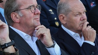 Sujetbild: Boris Pistorius und Olaf Scholz (beide SPD) sitzen bei einem Termin bei der Bundeswehr nebeneinander | Pistorius wird kein SPD-Kanzlerkandidat