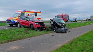 Zwischen Essingen und Hochstadt hat es auf der B272 einen schweren Unfall gegeben. Ein Mensch ist dabei gestorben.