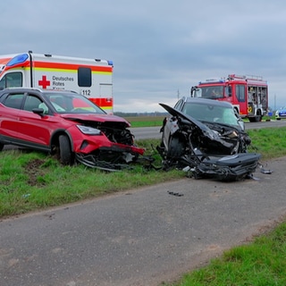 Zwischen Essingen und Hochstadt hat es auf der B272 einen schweren Unfall gegeben. Ein Mensch ist dabei gestorben.