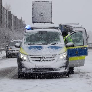 Sujet: Unfall auf schneebedeckter Straße