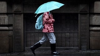 Das Wetter in Rheinland-Pfalz bleibt mild. Allerdings müssen sich die Menschen auf Sturm und Regen einstellen.