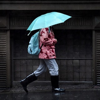 Das Wetter in Rheinland-Pfalz bleibt mild. Allerdings müssen sich die Menschen auf Sturm und Regen einstellen.