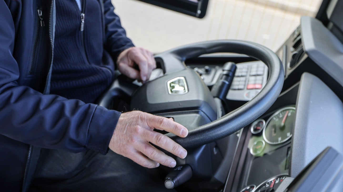 Älterer Busfahrer. In Rheinland-Pfalz gehen die geburtenstarken Jahrgänge, die sogenannten Babyboomer, in Rente.