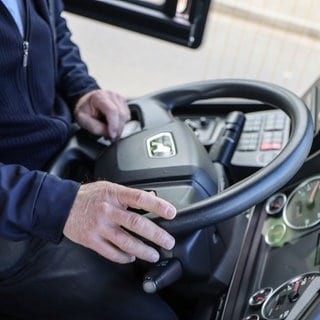 Älterer Busfahrer. In Rheinland-Pfalz gehen die geburtenstarken Jahrgänge, die sogenannten Babyboomer, in Rente.