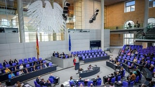 Blick in den Bundestag in Berlin, wo einige Abgeordnete im Plenarsaal sitzen. Am 23. Februar 2025 soll der Bundestag neu gewählt werden. 