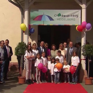 Königin Silvia von Schweden mit einer Gruppe von KIndern vor dem Childhood-Haus in Heidelberg