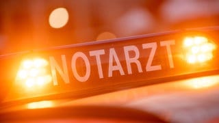 Sujet: Ein Schild auf einem Fahrzeug mit der Aufschrift "Notarzt" | Bei einem Frontalzusammenstoß auf der B41 bei Bad Sobernheim ist ein Mensch gestorben