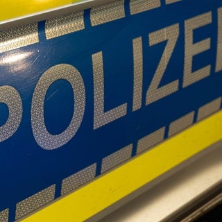 "Polizei"-Schriftzug auf Auto