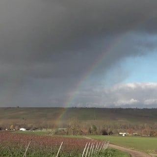 Regenbogen über Tal