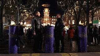 Polizei und Poller sollen auf dem Mainzer Weihnachtsmarkt für Sicherheit sorgen. Innenminister Michael Ebling (SPD) sieht aber keine Anzeichen für eine konkrete Gefährdung der Märkte.