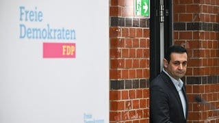 FDP-Generalsekretär Bijan Djir-Sarai zieht Konsequenzen aus dem Bekanntwerden eines Strategiepapiers der Liberalen zum Ampel-Ausstieg und tritt zurück.