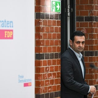 FDP-Generalsekretär Bijan Djir-Sarai zieht Konsequenzen aus dem Bekanntwerden eines Strategiepapiers der Liberalen zum Ampel-Ausstieg und tritt zurück.