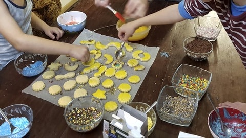 Plätzchenbacken in der Küche