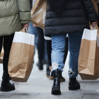 Menschen mit Einkaufstüten: Die Kaufkraft in Rheinland-Pfalz ist im Kreis Bad Dürkheim am höchsten und in der Stadt Ludwigshafen am niedrigsten.