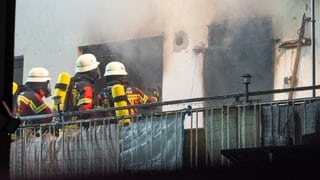 Feuerwehrmänner bei Brand in Mehrfamilienhaus in Bingen-Dietersheim