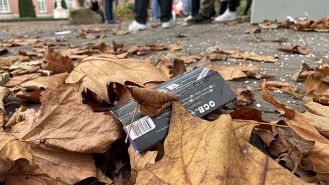 Ein leeres Longpaper-Päckchen im Trierer Palastgarten.