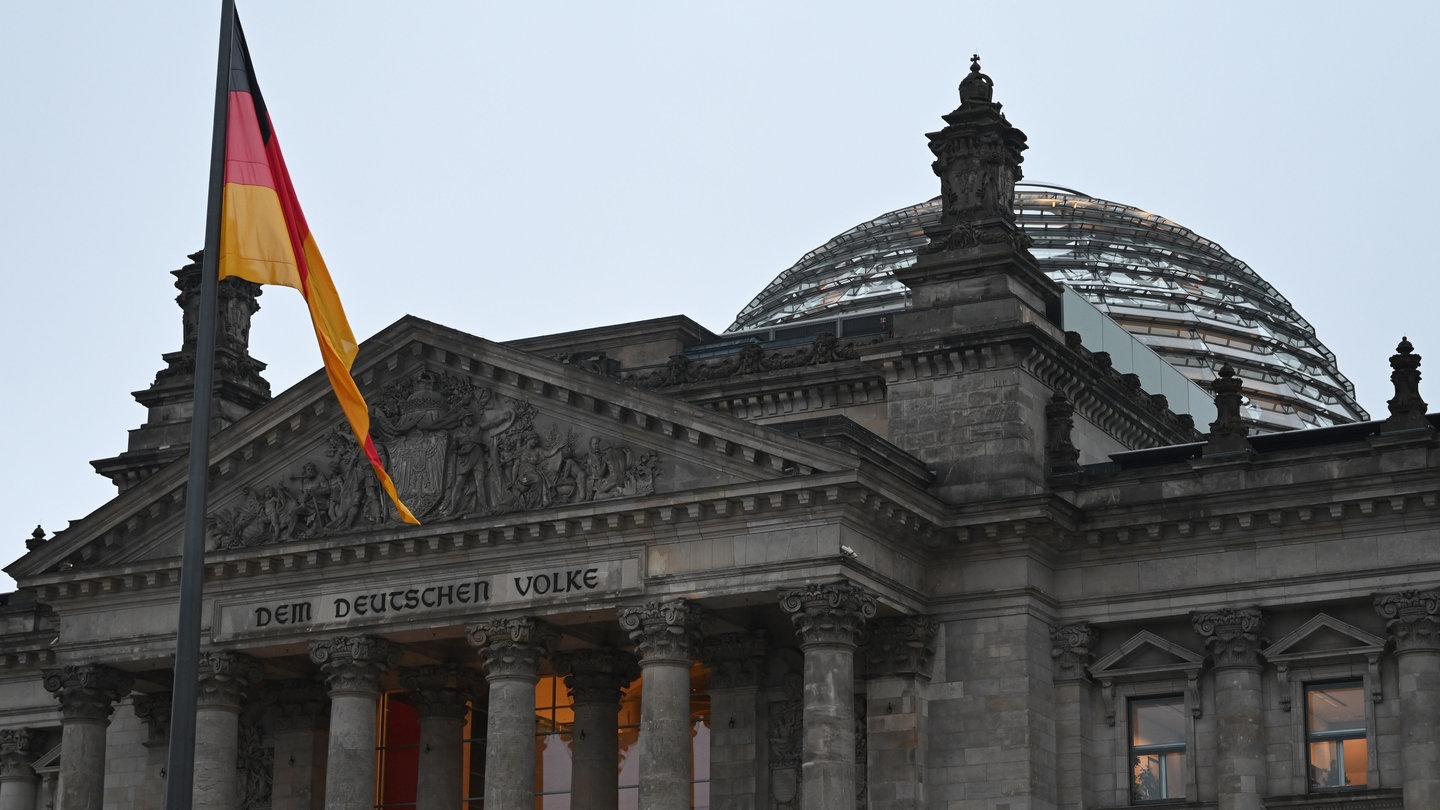 Das Reichstagsgebäude in Berlin - darin sitzt der Bundestag, der voraussichtlich Ende Februar neu gewählt wird.