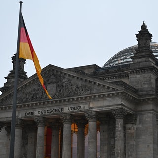 Das Reichstagsgebäude in Berlin - darin sitzt der Bundestag, der voraussichtlich Ende Februar neu gewählt wird.