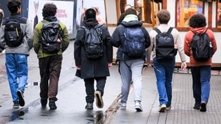 Jugendliche von hinten auf einem Weihnachtsmarkt - Wie tickt die Jugend in RLP?