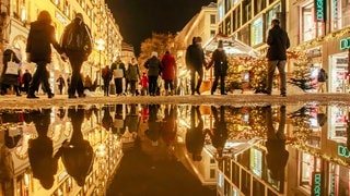 Einkaufsstraße am Abend - Immer mehr Geschäfte und Lokale verlangen Beratungs- oder Ausfallgebühren