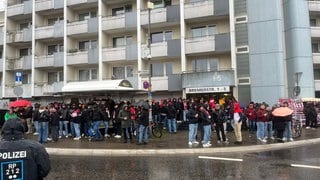 Fußballfans vor dem Spiel des 1.FCK gegen den Karlsruher SC.