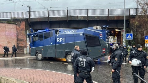 Es herrscht ein großes Polizeiaufgebot bei dem Spiel in Kaiserslautern. 