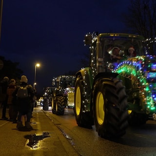 Traktor mit Lichterkette