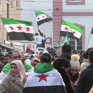 In Mainz haben sich mehrere Tausend Menschen nachdem Sturz der syrischen Assad-Regierung am Sonntag auf dem Schillerplatz versammelt.