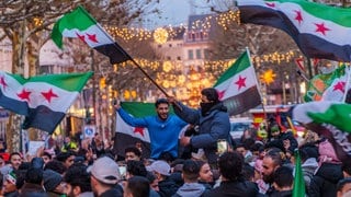 Exil-Syrer feiern auf dem Schillerplatz und der Ludwigstraße in Mainz den Sturz des Assad-Regime.